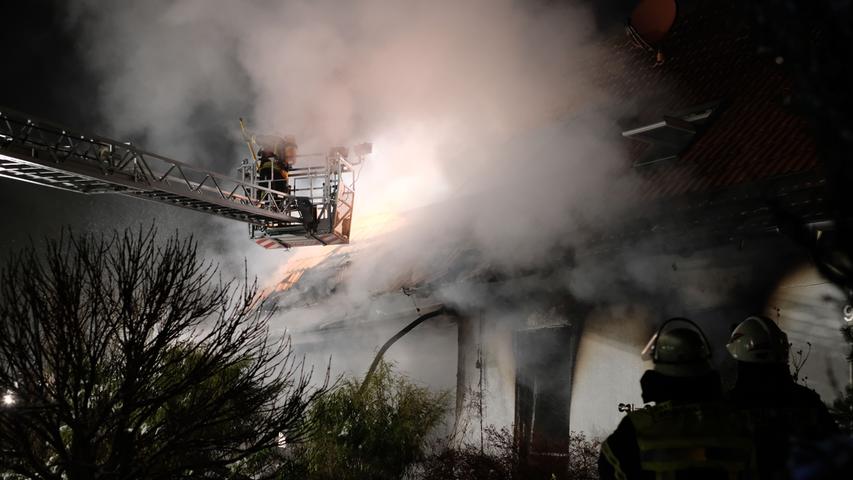 Einfamilienhaus in Heroldsberg fängt in der Nacht Feuer