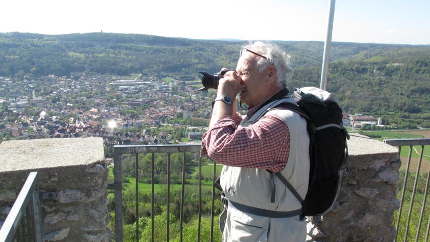 In der Fränkischen Schweiz wie in der Frankenalb oder der Hersbrucker Schweiz finden sich viele Aussichtspunkte mit herrlicher Fernsicht. Hier am Bild dokumentiert ein Fotograf seinen Blick von dem markanten Steinturm, der "Wallerwarte", in Richtung Forchheim. Im Hintergrund der Ort Ebermannstadt.