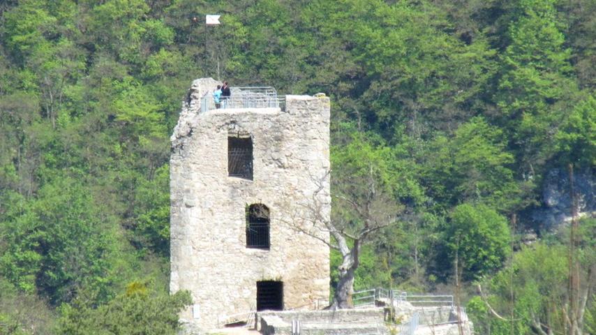 Blick von der Ruhebank bei der oberen Neideck Grotte auf die Ruine, die immer einen Ausflug wert ist. Vom Turm aus kann man die Kanufahrer auf der Wiesent gut beobachten. Mit viel Glück zuckelt dabei dann gerade auch noch die Museumsbahn vorbei.
