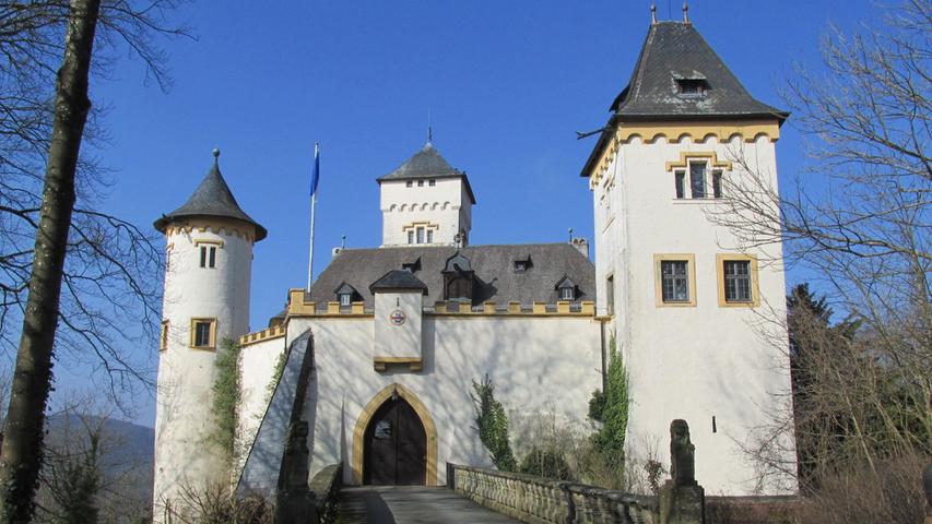 Schloss Greifenstein thront hoch auf einem Felsen über dem Markt Heiligenstadt in der fränkischen Schweiz. Wegen seiner hohen Türme und seiner majestätischen Würde nannte man in der Zeit der Romantik das Schloss auch „Klein Neuschwanstein“.