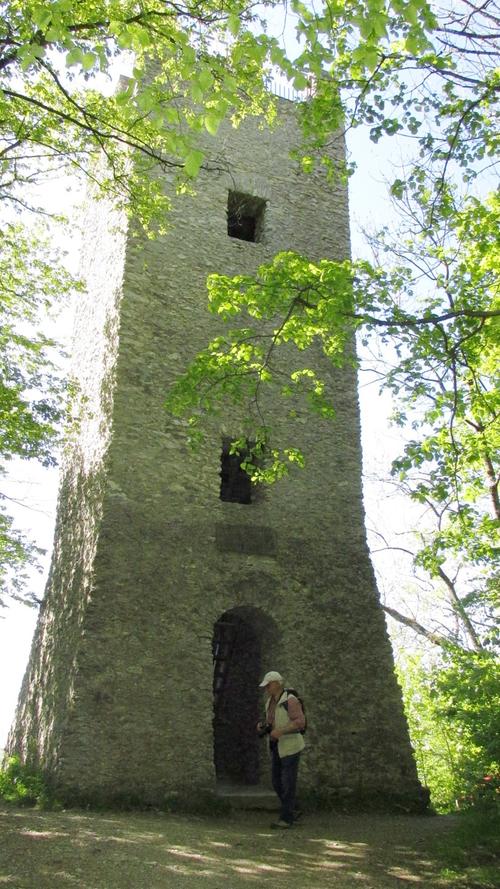 Der markante Steinturm, der ganzjährig zugänglich ist, erhebt sich gut sichtbar oberhalb von Ebermannstadt. Der Aussichtsturm wurde 1931 errichtet. Von oben hat man einen schönen Blick auf Ebermannstadt und in das Wiesenttal.