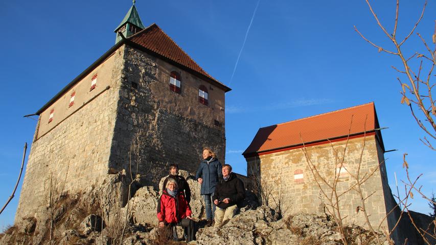 Burg Hohenstein aus westlicher Richtung gesehen. Die Felsen und Ruhebänke rund um diesen Ort werden gerne für eine Rast genutzt. Oft finden sich Ausstellungen verschiedener Art hinter den altehrwürdigen Mauern.