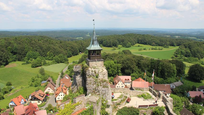 Burg Hohenstein - ein markanter Punkt im südlichen Teil des Naturparks und zugleich die höchste Erhebung im Nürnberger Land. Dieser Blick geht von der höchsten begehbaren Stelle der Burg selbst, über den Glockenturm nach Osten. Im Inneren erlebt der Gast die Geschichte der Burg audiovisuell direkt vor Ort.