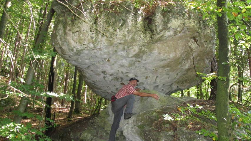 Natur pur erleben - dies ist im Bereich des Naturparks überall möglich. Hier eine Felsformation im Klumpertal unweit von Pottenstein auf dem sogenannten Jägersteig.