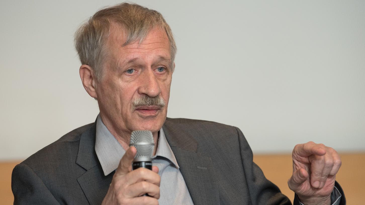 Manfred Protze, der Sprecher des Deutschen Presserates, stellt bei einer Pressekonferenz den Jahresbericht 2017 vor. Die Regeln zur Herkunftsnennung hätten sich bewährt.