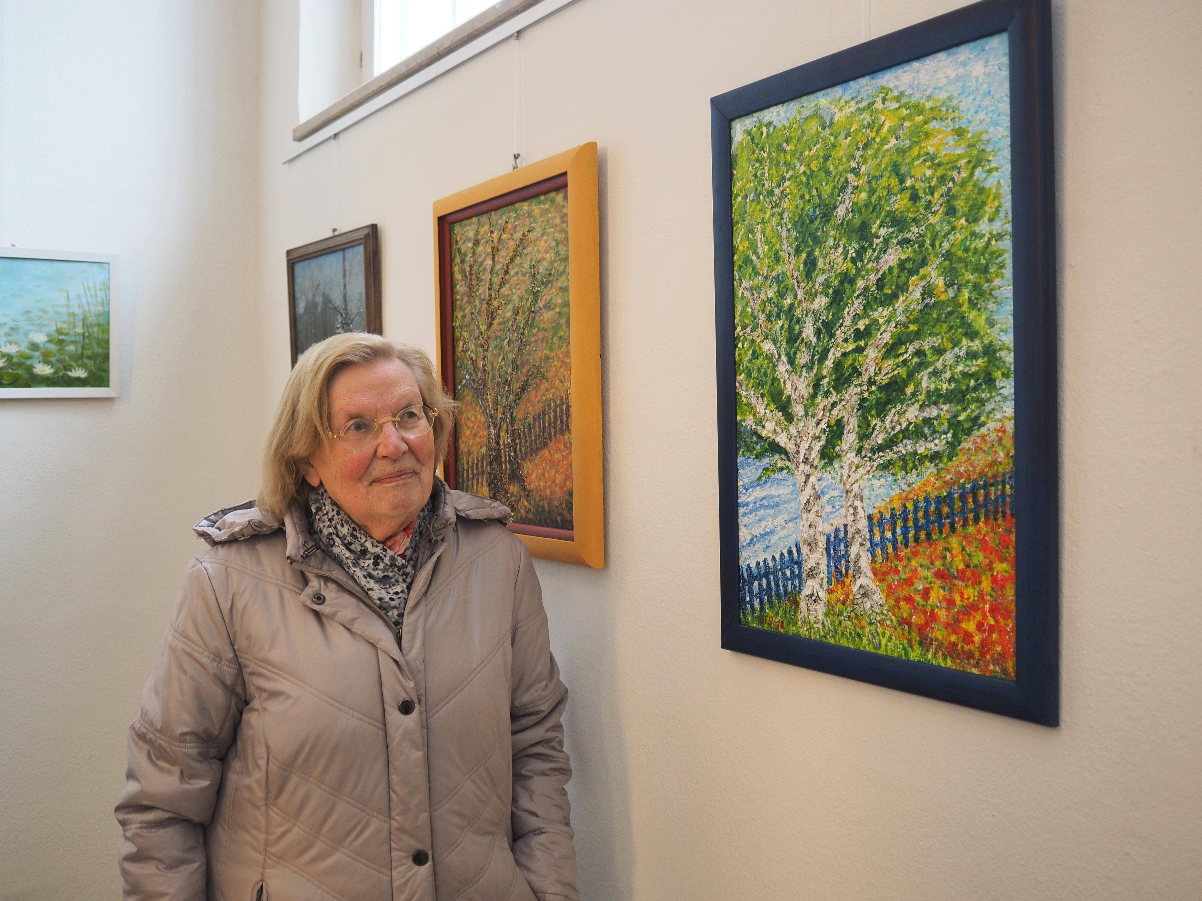 Ihre Eindrücke aus der Altmühlstadt im Laufe der Jahreszeiten zeigt die Treuchtlinger Künstlerin Gisela Scheider noch bis zum Herbst im Treppenaufgang des Rathauses. 1930 in Königsberg geboren, brachte sich Scheider das Malen als junges Mädchen selbst bei. Über Düsseldorf ging es dann 1985 nach Treuchtlingen, manche Bäume der Stadt hat sie auf der Leinwand verewigt. Die Werke der Ausstellung „Bunte Vielfalt“ können zu den normalen Öffnungszeiten im Rathaus begutachtet werden.