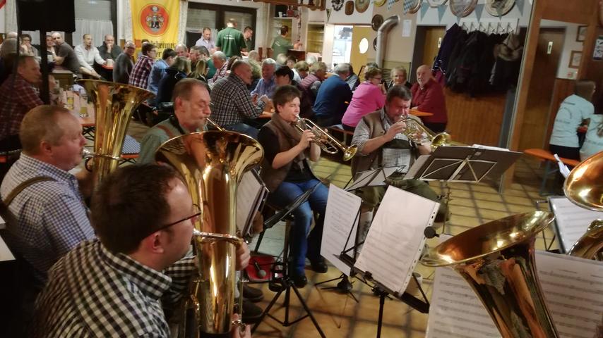 Am 3. März fand im Schützenhaus der S.G. Germania Wettelsheim das Bockbierfest statt. Wie bereits im vergangenen Jahr fanden wieder zahlreiche Gäste den Weg ins Schützenhaus. Bei vollem Haus konnten die Besucher ausgelassen ein traditionelles Bockbierfest feiern. Mit den Theilenhofener Hüttenmusikanten, die wieder eine hervorragende Blasmusik machten, stieg die Stimmung schnell an. Es wurde fleißig geschunkelt, mitgesungen und geklatscht und mit ein paar locker vorgetragene Witzen und Trinksprüchen heizten die Musiker die Stimmung weiter an. Das sehr gute Bockbier der Brauerei Strauß das im Steinkrug serviert wurde trug ebenfalls zur guten Stimmung bei. Zu späterer Stunde wurde dann zur Musik vom Plattenteller ausgelassen getanzt. Wem das Bockbier nicht reichte konnte sich in der Bar das ein oder andere Mixgetränk einverleiben sodass jeder auf seine kosten kam. Am 3. März fand im Schützenhaus der S.G. Germania Wettelsheim das Bockbierfest statt. Wie bereits im vergangenen Jahr fanden wieder zahlreiche Gäste den Weg ins Schützenhaus. Bei vollem Haus konnten die Besucher ausgelassen ein traditionelles Bockbierfest feiern. Mit den Theilenhofener Hüttenmusikanten, die wieder eine hervorragende Blasmusik machten, stieg die Stimmung schnell an. Es wurde fleißig geschunkelt, mitgesungen und geklatscht und mit ein paar locker vorgetragene Witzen und Trinksprüchen heizten die Musiker die Stimmung weiter an. Das sehr gute Bockbier der Brauerei Strauß das im Steinkrug serviert wurde trug ebenfalls zur guten Stimmung bei. Zu späterer Stunde wurde dann zur Musik vom Plattenteller ausgelassen getanzt. Wem das Bockbier nicht reichte konnte sich in der Bar das ein oder andere Mixgetränk einverleiben sodass jeder auf seine kosten kam.