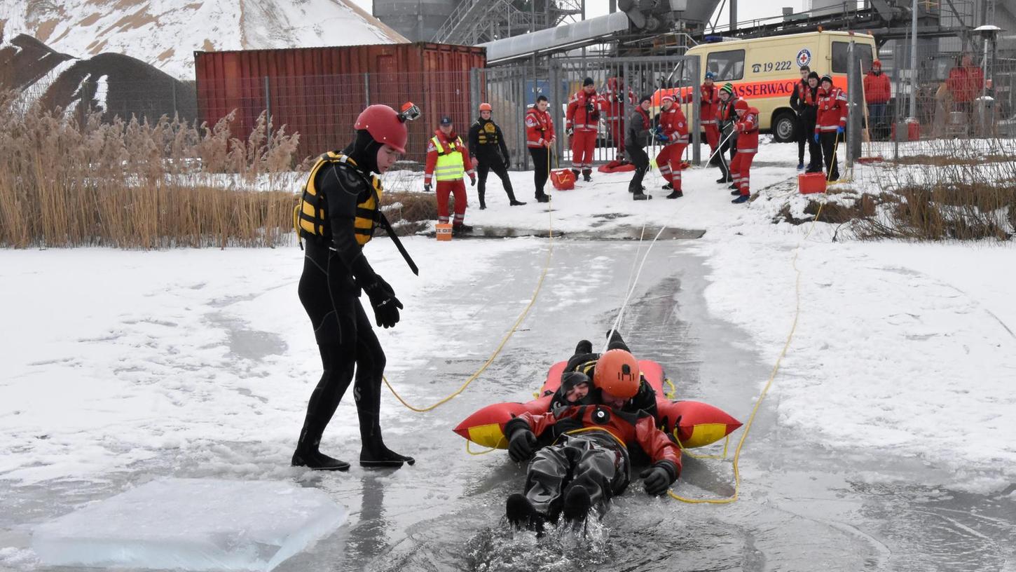 Nervenkitzel bei der Wasserwacht-Übung: Gelingt es, den "Verunglückten" vom dünnen Eis zu retten?
