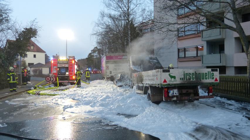 Aufregung in Zirndorf: Kleinlastwagen stand in Flammen