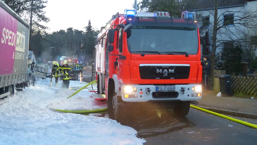 Aufregung in Zirndorf: Kleinlastwagen stand in Flammen