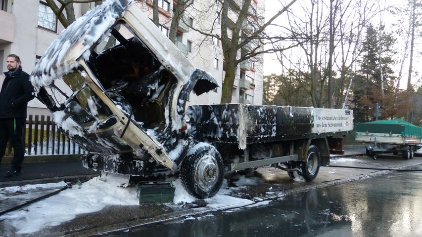 Aufregung in Zirndorf: Kleinlastwagen stand in Flammen