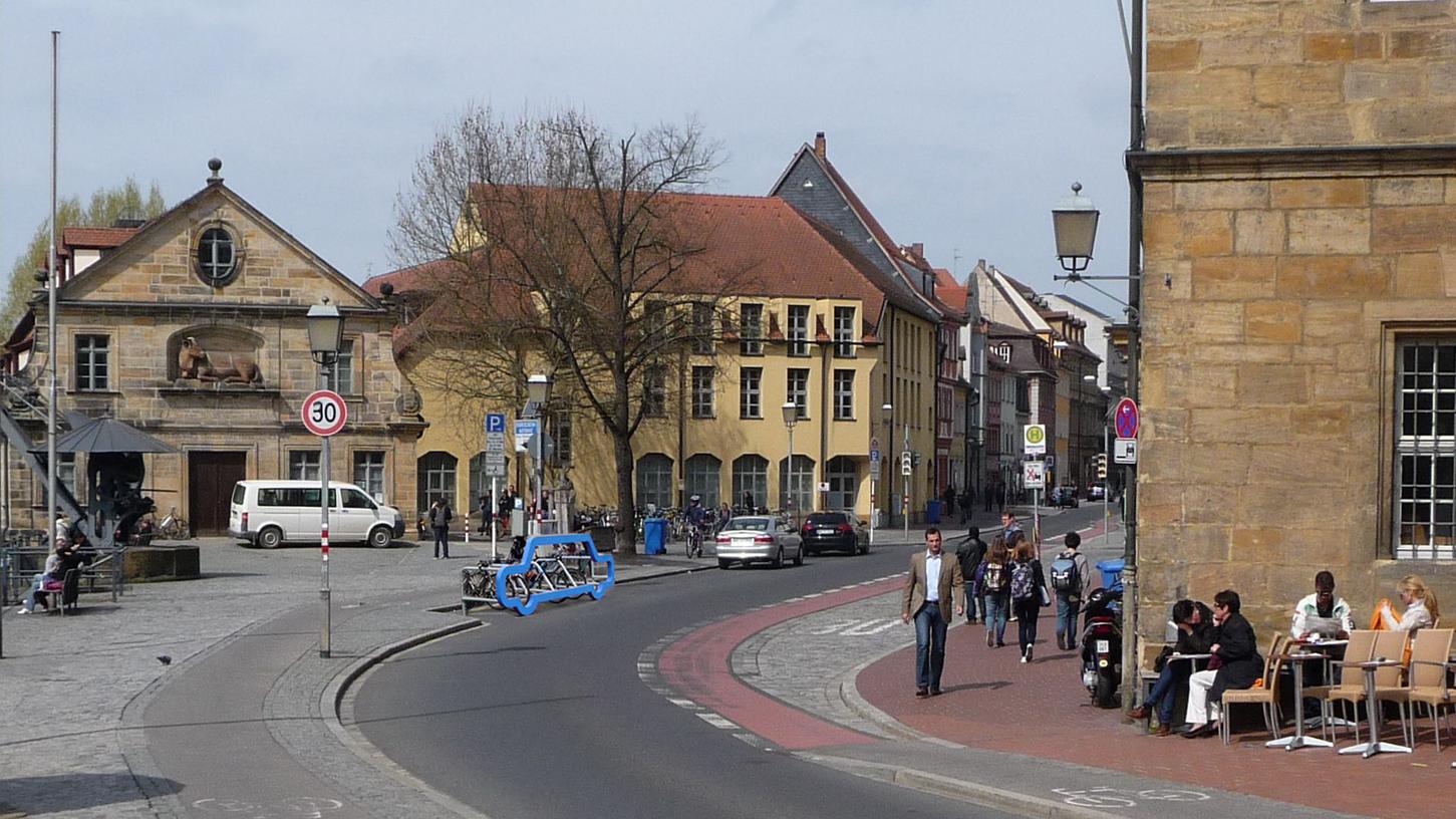 Die Errichtung eines Car-Bike-Ports am Kranen ist bereits beschlossene Sache. Diese Fotomontage der Stadt Bamberg verdeutlicht, wie viele Räder auf der Fläche eines Autoparkplatzes untergebracht werden können.