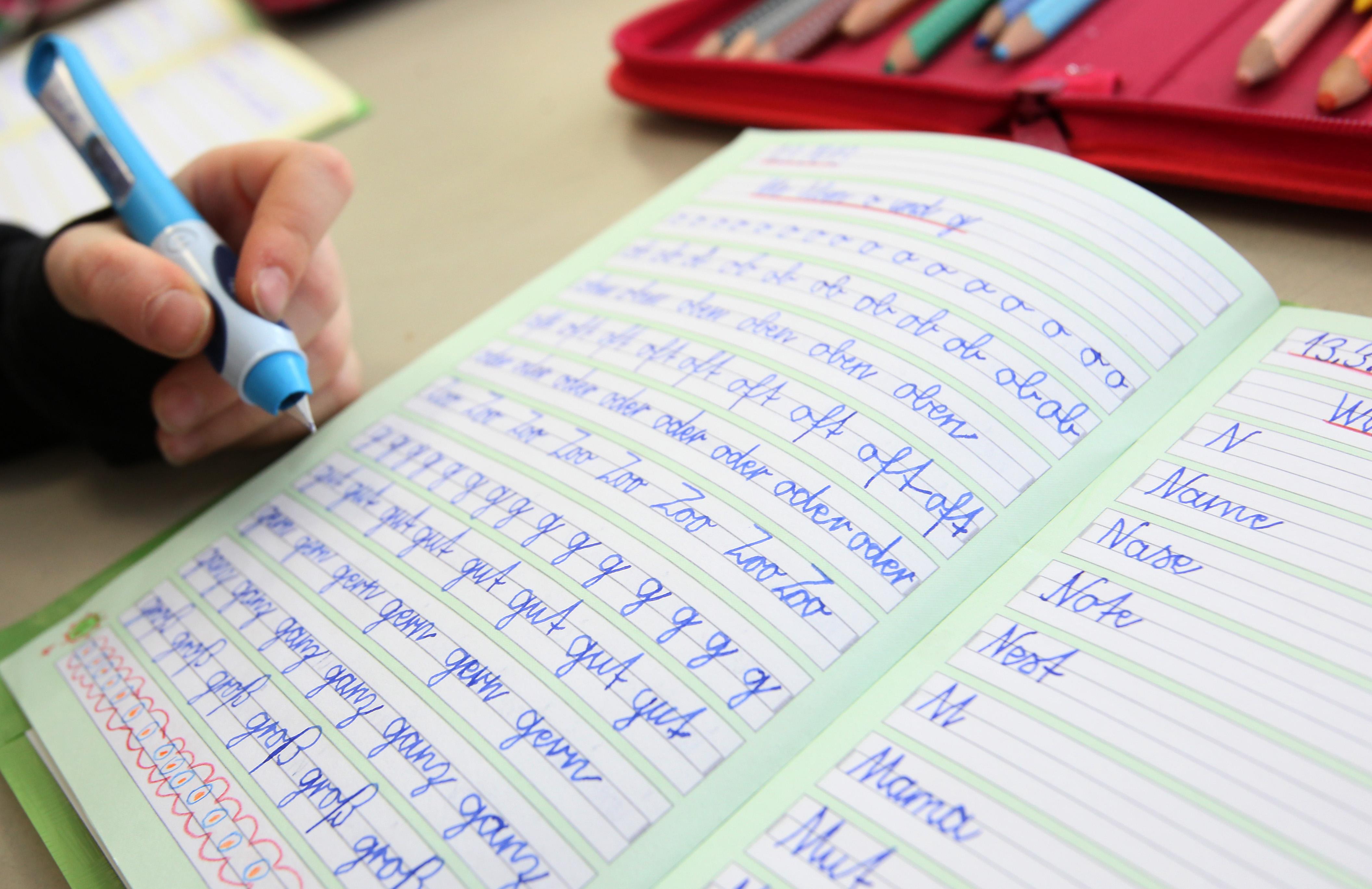 In Röthenbach-West steht die Birkenwald-Schule. Knapp 350 Kinder werden hier unterrichtet. Die Lehrer praktizieren das Prinzip der offenen Jahrgangsverbände. Dafür wurde die Schule mit dem Innovationspreis für Schulentwicklung ausgezeichnet. Zur Homepage der Birkenwaldschule.