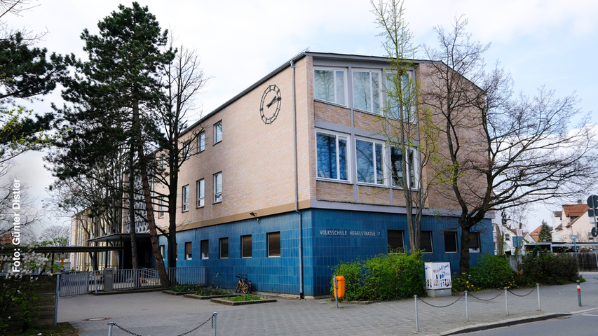 Die Friedrich-Hegel-Grundschule liegt im Stadtteil Maxfeld. Sie ist eine Profilschule für Inklusion und arbeitet eng mit vier Klassen der nahen Merian-Förderschule zusammen. Auch ein Schulhase und ein Schulhund gehören zur Hegelschule. Zur Homepage der Friedrich-Hegel-Schule .