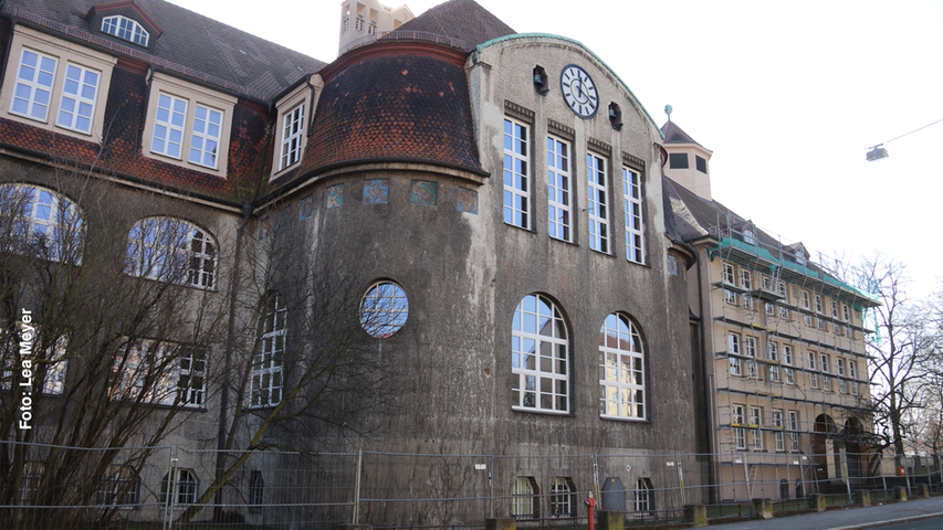 Die Georg-Paul-Amberger-Schule liegt im Süden Nürnbergs. Sie blickt schon auf eine über 100-jährige Geschichte zurück, macht mit beim Projekt "Musikalische Grundschule" und ist stolz auf ihre Sinneswerkstatt. Zur Homepage der Georg-Paul-Amberger-Schule .