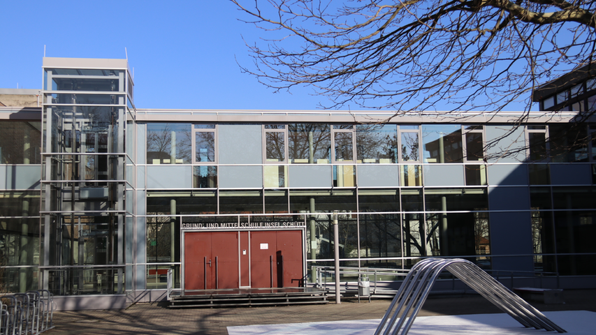 In unmittelbarer Nähe zur Wöhrder Wiese wird an der Grundschule Insel Schütt unterrichtet. Zur Homepage der Grundschule Insel Schütt .