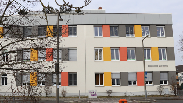 Wie der Name bereits besagt, liegt die Grundschule Laufamholz im gleichnamigen Stadtviertel. Zur Homepage der Grundschule Laufamholz.