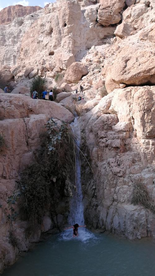 Unter natürlichen Wasserfällen kühlen sich dort Touristen und Israelis ab.