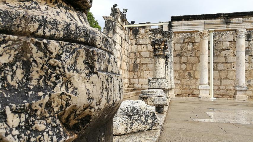 In Kapernaum können Touristen eine alte Synagoge besichtigen.