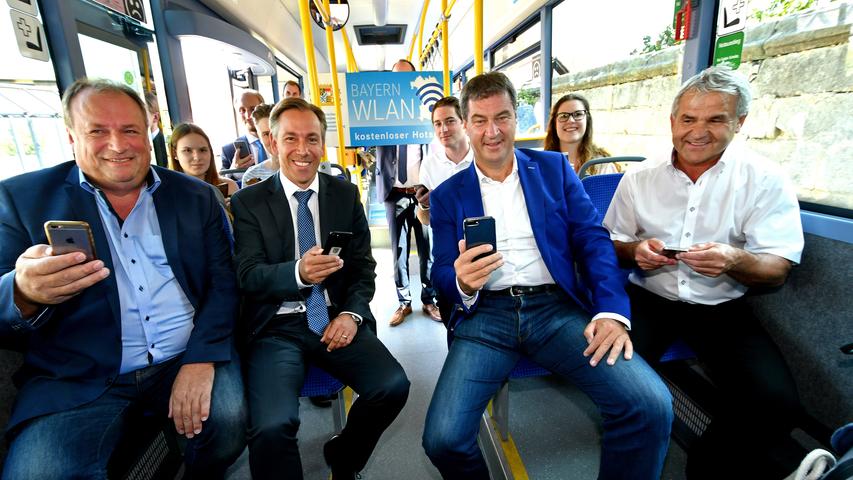 In ERH im Jahr 2017: Heimatminister Markus Söder "eröffnet" in Hemhofen WLAN in einigen Buslinien des Landkreises. Mit ihm freuen sich MdL Walter Nussel, Alexander Tritthart und Ludwig Nagel.