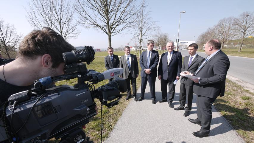 In ERH im Jahr 2015: Markus Söder setzt sich für die Stadt-Umland-Bahn ein. Ein paar Tage vor dem Bürgerentscheid im Landkreis wirbt er unter anderem mit Innenminister Joachim Herrmann für die neue Nahverkehrstrasse.