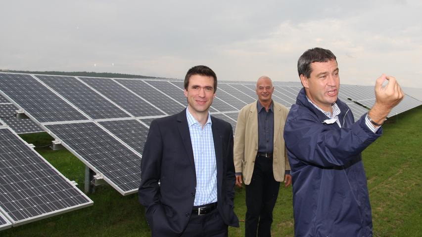 In ERH im Jahr 2011: Markus Söder kämpft für die Solarenergie, hier bei der Einweihung des Solarparks Vestenbergsgreuth. Neben ihm MdB Stefan Müller und Roger Lutgen, Geschäftsführer von "Windwärts" (hinten).