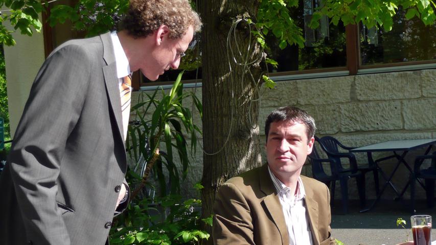 In ERH im Jahr 2008: Mal ganz privat im Herzogenauracher Lindengarten saß Markus Söder, als ihn dann doch Bürgermeister German Hacker entdeckte. Kleiner Plausch - na klar.