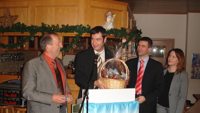 In ERH im Jahr 2003: Markus Söder besucht die CSU Heßdorf. Am Pult stehen auch (von links) Ortsvorsitzender Alfons Eck, MdB Stefan Müller mit Ehefrau.