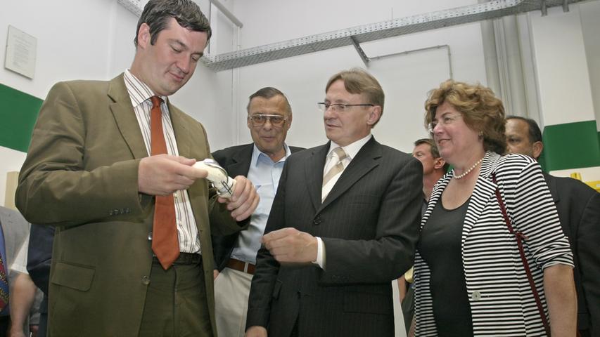 In ERH im Jahr 2004: CSU-Generalsekretär Markus Söder zu Besuch bei der Firma Peter Brehm (Mitte). Rechts die damalige CSU-Abgeordnete Christa Matschl.