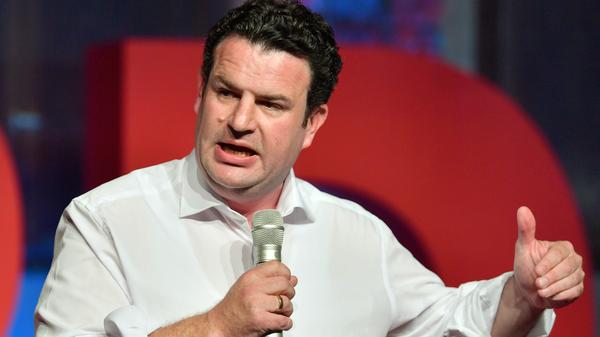 Das Ministerium mit dem größten Etat führt Hubertus Heil (46). Der zweimalige Generalsekretär wäre eigentlich gerne Bildungsminister geworden, nun kann er sich im Ressort "Arbeit und Soziales" (SPD) profilieren.