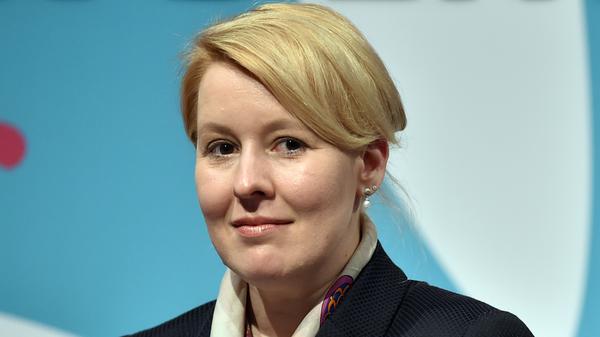 Eine Überraschung als Familienministerin (SPD) war Franziska Giffey (41) - zuvor war sie Bürgermeisterin des bekannten Problembezirks Berlin-Neukölln. Sie stammt aus Ostdeutschland und wuchs in der DDR auf. Am 19. Mai 2021 trat sie nach wochenlangen Diskussionen über die Aberkennung ihres Doktortitels zurück.