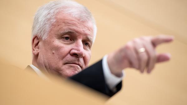 Horst Seehofer (70) war das Innere nicht genug, er hat das Ressort um "Heimat und Bau" erweitert. Bundesminister war er schon - für Gesundheit (1992-1998) und für Agrar (2005-2008).
