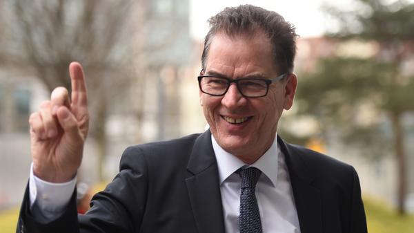 Oberster des Entwicklungsministeriums ist Gerd Müller (63). Seit 1994 ist der Schwabe aus Krumbach im Bundestag. Eines seiner wichtigsten Themen ist die Bekämpfung von Fluchtursachen.