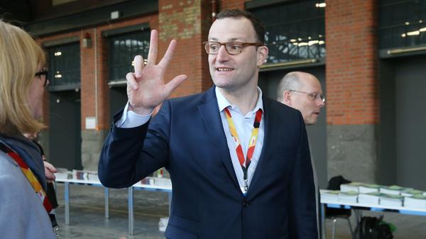 Mit Jens Spahn (39) hat Merkel einen ihrer größten Kritiker in die Kabinettsdisziplin eingebunden. In dem Ressort gibt es viele Baustellen – zum Beispiel den Pflegenotstand im Land.