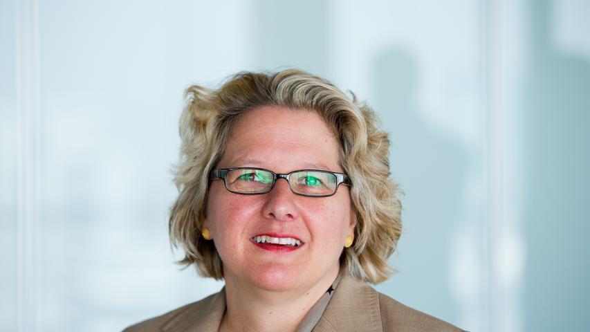 Umweltministerin (SPD) ist Svenja Schulze (50). Nach 20 Jahren Landespolitik wechselte die Generalsekretärin der NRW-SPD nach Berlin. Sie war von 2010 bis 2017 Wissenschaftsministerin in ihrer Heimat.