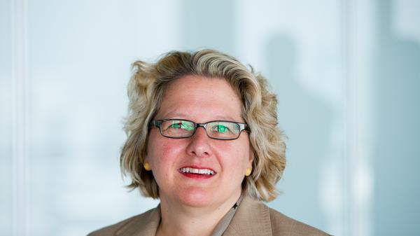 Umweltministerin (SPD) ist Svenja Schulze (50). Nach 20 Jahren Landespolitik wechselte die Generalsekretärin der NRW-SPD nach Berlin. Sie war von 2010 bis 2017 Wissenschaftsministerin in ihrer Heimat.