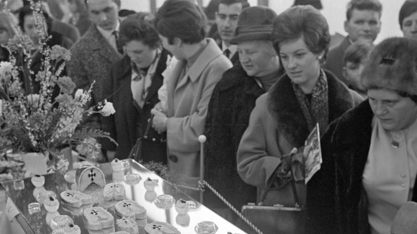 Die 5. Bayerische Hotel- und Gaststätten-Ausstellung verfehlte auch über das verregnete Wochenende ihre Anziehungskraft nicht: zu tausenden kamen die Anhänger des Lukullus herbei, um zu schauen und zu schlemmen.Hier geht es zum Kalenderblatt vom 11. März 1968: Lukull lockt die Gäste.