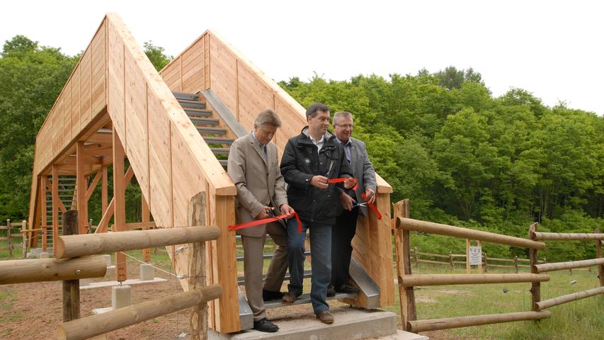 In Erlangen im Jahr 2010: Eröffnung des Überstiegs im Naturpferdereservat Tennenlohe. Von links: Gerhard Wägemann (Landschaftspflegeverband Mfr.), Umweltminister Markus Söder, Fritz Brickwedde (DBU).