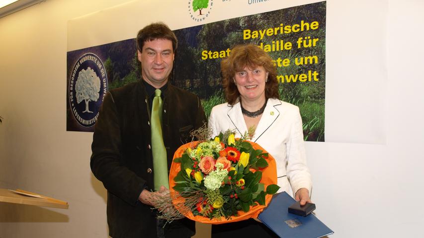 In Erlangen im Jahr 2010: Doris Tropper, seit Februar 1989 Kreisvorsitzende des Bund Naturschutz, erhält eine Umweltmedaille.