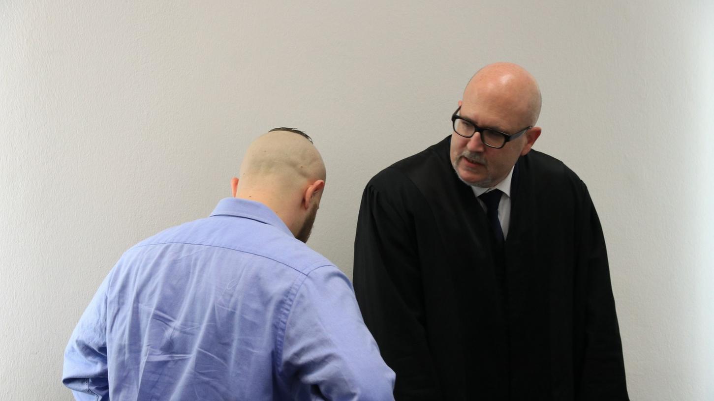 Ein 55-Jähriger soll im Januar 2017 einen Brand in einem Bamberger Bordell gelegt haben, das zuvor schon Opfer eines Buttersäure-Anschlags wurde. Sieben Männern wird deswegen derzeit der Prozess gemacht. Ein 55-Jähriger soll im Januar 2017 einen Brand in einem Bamberger Bordell gelegt haben, das zuvor schon Opfer eines Buttersäure-Anschlags wurde. Sieben Männern wird deswegen derzeit der Prozess gemacht.