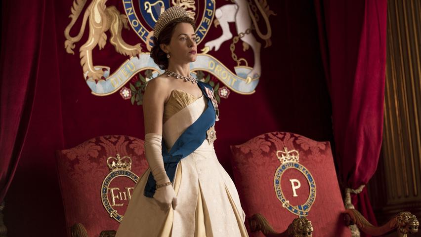 Die Drama-Serie "The Crown" vermischt Realität und Fiktion – und ist damit außerordentlich erfolgreich. Neben großartigen Kritiken räumte die Netflix-Produktion mit Emmys und Golden Globes die renommiertesten Preise in der Fernsehwelt ab. Seit dem Serienstart im November 2016 stellt "The Crown" eine der teuersten Produktionen des Streaming-Dienstes dar, liefert dafür aber eine Geschichte, die bislang noch weitestgehend unbekannt war: Die Vorgeschichte von Queen Elizabeth II. Das Format setzt kurz vor ihrer Krönung an und zeigt diese auch in einer Folge, die das royale Großereignis mit einem bislang ungenutzten Algorithmus für visuelle Effekte realitätsgetreu darstellt. In Sachen Schauwerten setzt "The Crown" also neue Maßstäbe, doch die eng an historische Fakten gekoppelte Serie legt auch eine einnehmende Geschichte über eine faszinierende Persönlichkeit der Weltgeschichte offen.