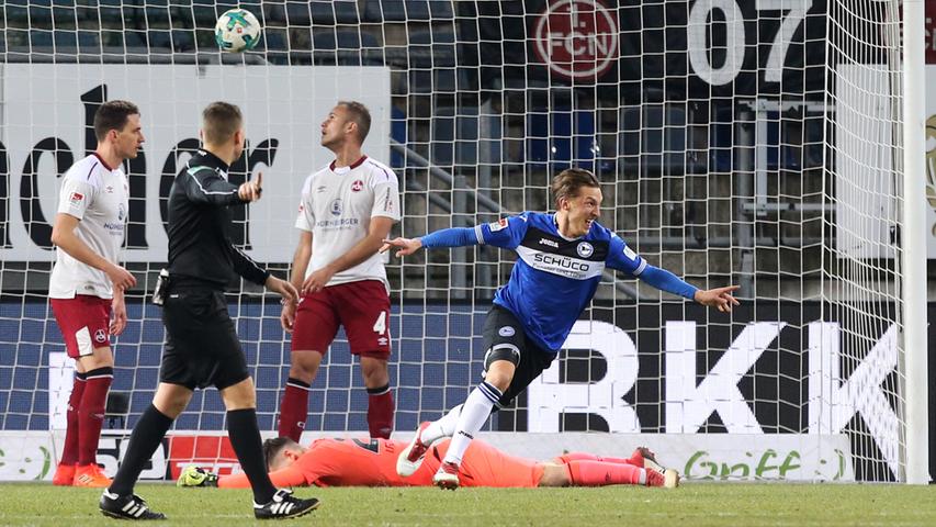 Und dann kam es, wie es kommen musste. Nach einer Flanke herrscht kurz Unübersicht im Club-Strafraum, Konstantin Kerschbaumer nutzte die Situation und drückte den Ball über die Linie zum 1:0-Führungstreffer für Arminia Bielefeld.