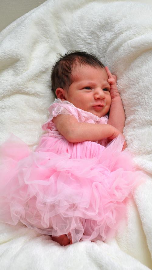 Eda Lara posiert fürs Foto im knallpinken Kleidchen. Die kleine Prinzessin kam am 1. März im Südklinikum zur Welt.