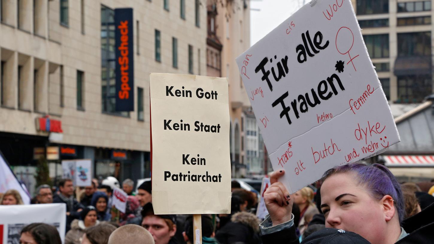 "Für alle Frauen*" demonstrierten all diejenigen, die am Weltfrauentag in Nürnberg auf die Straße gehen. 
