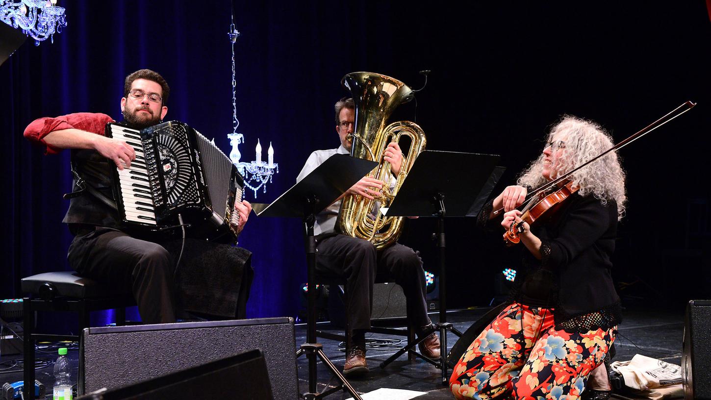 Alicia Svigals eröffnete am Freitagabend mit ihrem Klezmer Fiddle Express das Festival. Alicia Svigals eröffnete am Freitagabend mit ihrem Klezmer Fiddle Express das Festival.