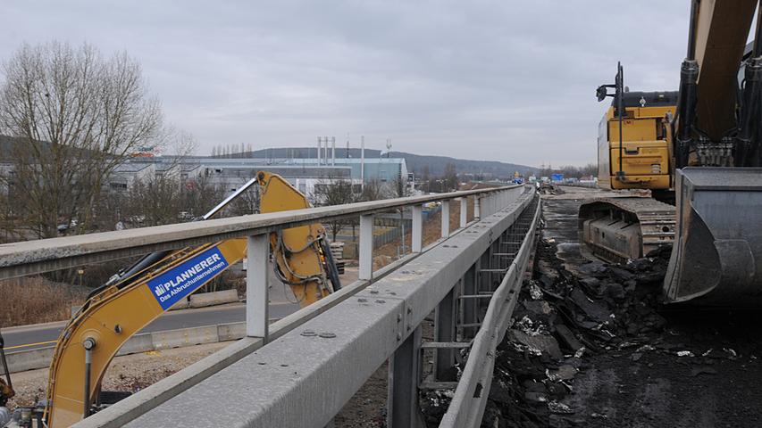 Baggerschaufeln überall: Spektakulärer Brückenabriss bei Forchheim