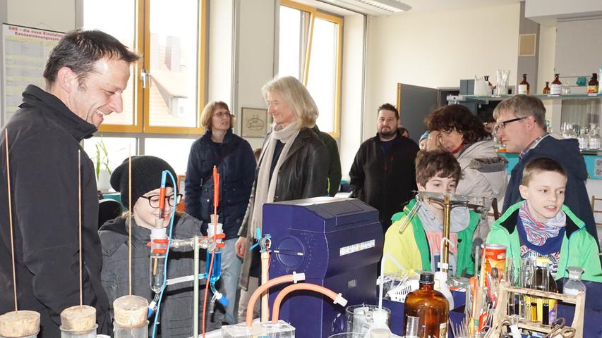 Die zahlreichen Besucher des Info-Tags durften auch einen Blick hinter die Kulissen des Fachbereichs Chemie werfen.