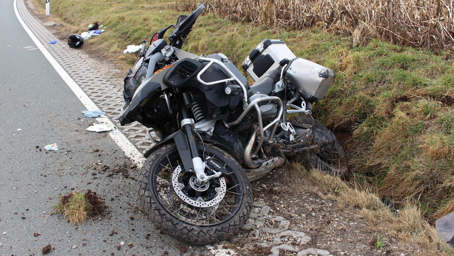 Das Motorrad des Mannes blieb in einer Mulde direkt an der Straße liegen.