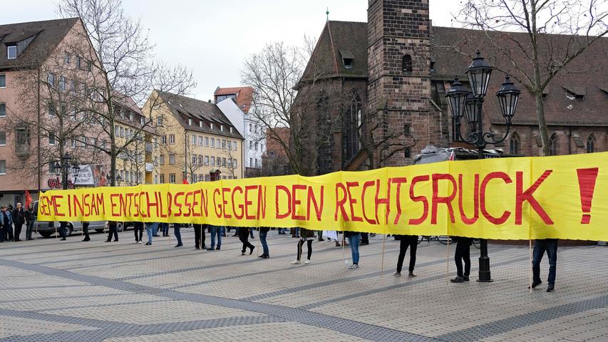 Protest mit Stinkefinger: Gegendemonstranten pfeifen Pegida nieder