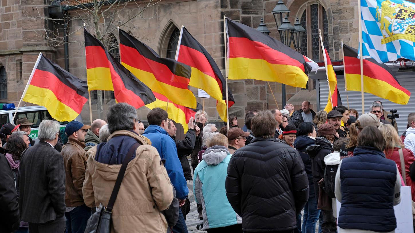 Am 11. März demonstrierten Pegida-Sympathisanten auf dem Nürnberger Jakobsplatz. Pfarrerin Simone Hahn rief währenddessen zum Friedensgebet in die Jakobskirche.